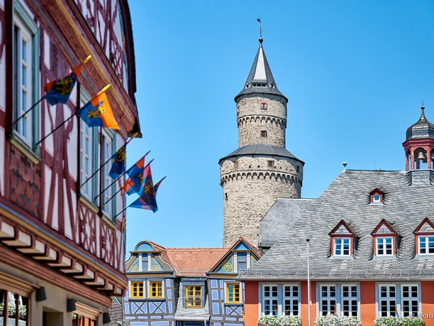 Schiefes Haus mit Hexenturm