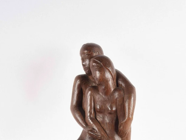 Louise Stomps, Das Paar, 1937, Eiche, H: 455 mm, Berlinische Galerie Holzskulptur zweier eng umschlungener Figuren auf grobem Sockel