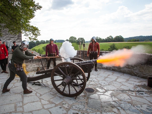 An den Mittelaltertagen wird mit Kanonen geschossen © Foto: Museum Aargau