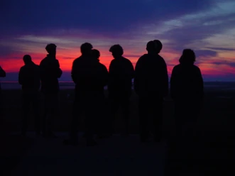 Abendwanderung am Deich Personen stehen vor schönem Himmel der Abenddämmerung