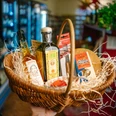 Bildmaterial Bioladen – Vorabversion (nicht final)-27 (1).jpg Präsentkorb mit regionalen Feinkostprodukten im Schwichtenberg's Bioladen Bispingen.