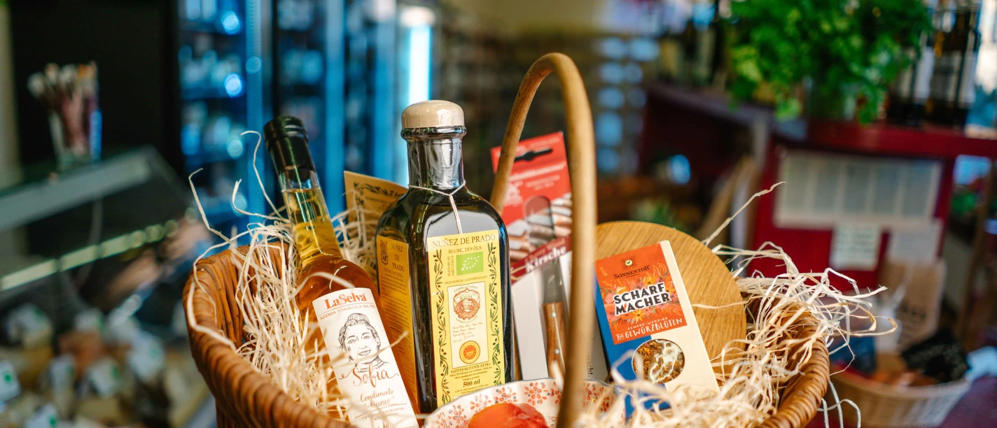 Bildmaterial Bioladen – Vorabversion (nicht final)-27 (1).jpg Präsentkorb mit regionalen Feinkostprodukten im Schwichtenberg's Bioladen Bispingen.