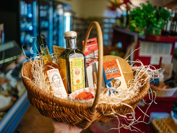 Bildmaterial Bioladen – Vorabversion (nicht final)-27 (1).jpg Präsentkorb mit regionalen Feinkostprodukten im Schwichtenberg's Bioladen Bispingen.