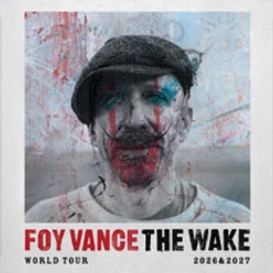 Poster einer Person mit farbverschmiertem Gesicht und Mütze, beworben als The Wake Tour