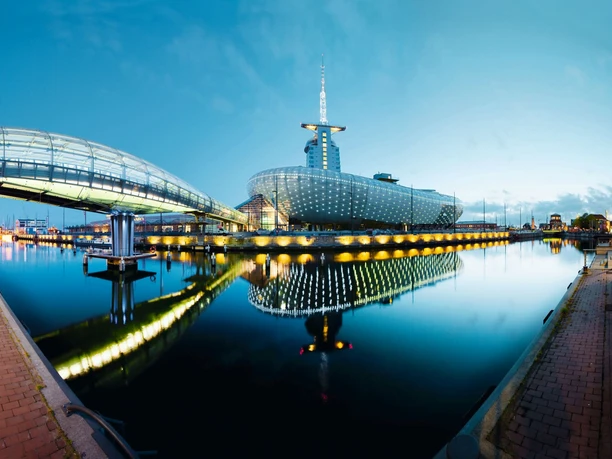 Klimahaus Bremerhaven Außenansicht 3000px (c) Marcus Meyer_WEB.jpg Das beleuchtete Klimahaus Bremerhaven und die gläserne Havenbrücke spiegeln sich im Alten Hafen