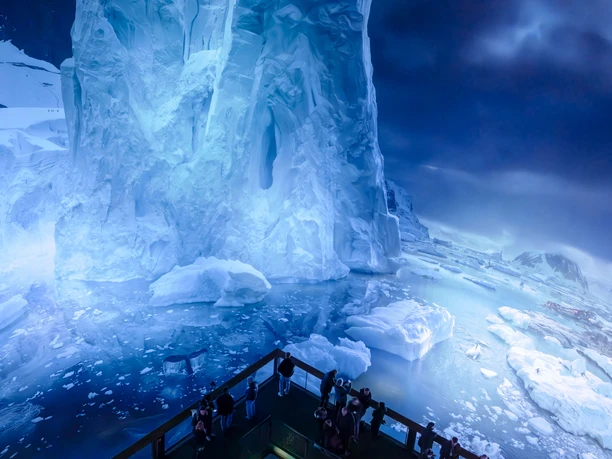 Blick von oben auf die Ausstellung ANTARKTIS im Panometer Leipzig | Leipzig Convention Bureau Blick von oben auf Personen auf der Besucherplattform im Innenrund, die das Panoramabild betrachten – präsentiert vom Leipzig Convention Bureau