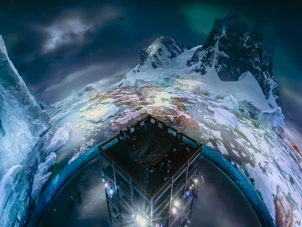 Innenrund at Panometer Leipzig | Leipzig Convention Bureau View from above into the Innenrund with accessible tower and viewing platform – presented by Leipzig Convention Bureau