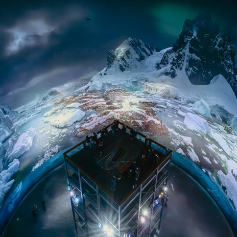 Innenrund im Panometer Leipzig | Leipzig Convention Bureau Blick von oben in das Innenrund mit begehbarem Turm und Aussichtsplattform – präsentiert vom Leipzig Convention Bureau