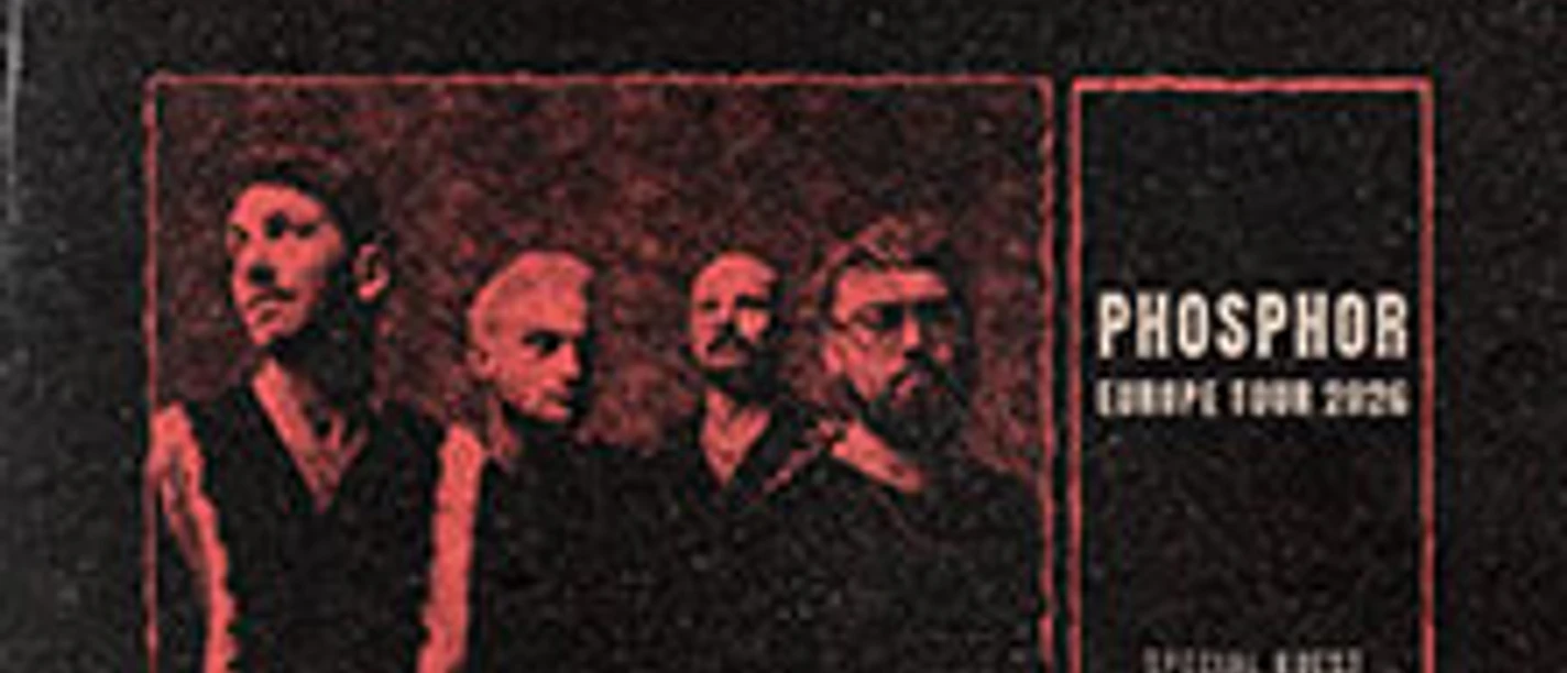 Poster mit vier Personen in rotem Licht und Schrift zu The Narrator Phosphor Tour