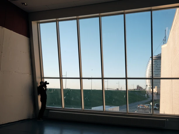 SanierungScharoun_NielsHollmeier_1019_DSCF0763_-scaled_WEB.jpg Großes Fenster im Hans Scharoun-Bau des Deutschen Schifffahrtsmuseums in Bremerhaven