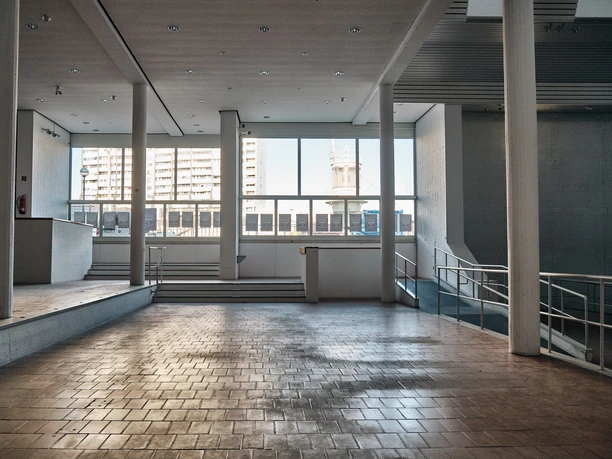 SanierungScharoun_NielsHollmeier_1019_DSCF0737_-scaled_WEB.jpg Blick in einen Raum des leeren Hans Scharoun-Bau