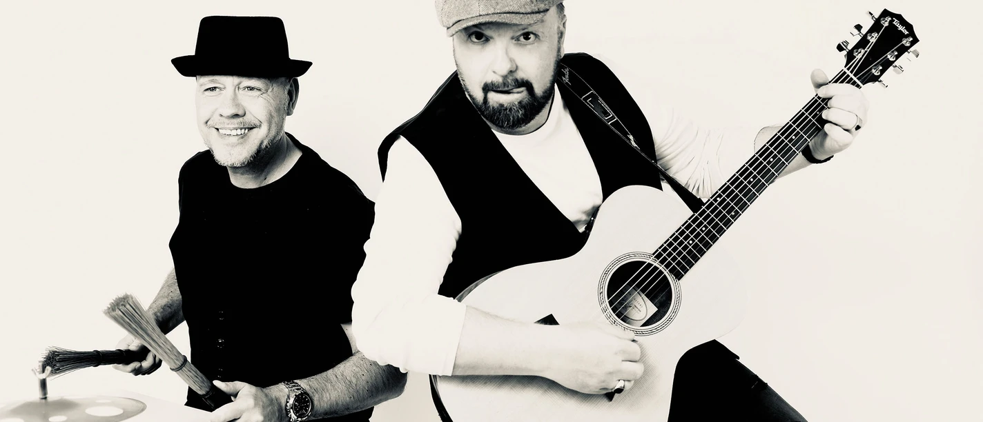 Bridges & Hooks in Büsum Ein Schwarzweißbild mit zwei Männern an Instrumenten.