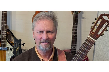 Uwe Eschner in Büsum Ein Mann mit einer Gitarre.