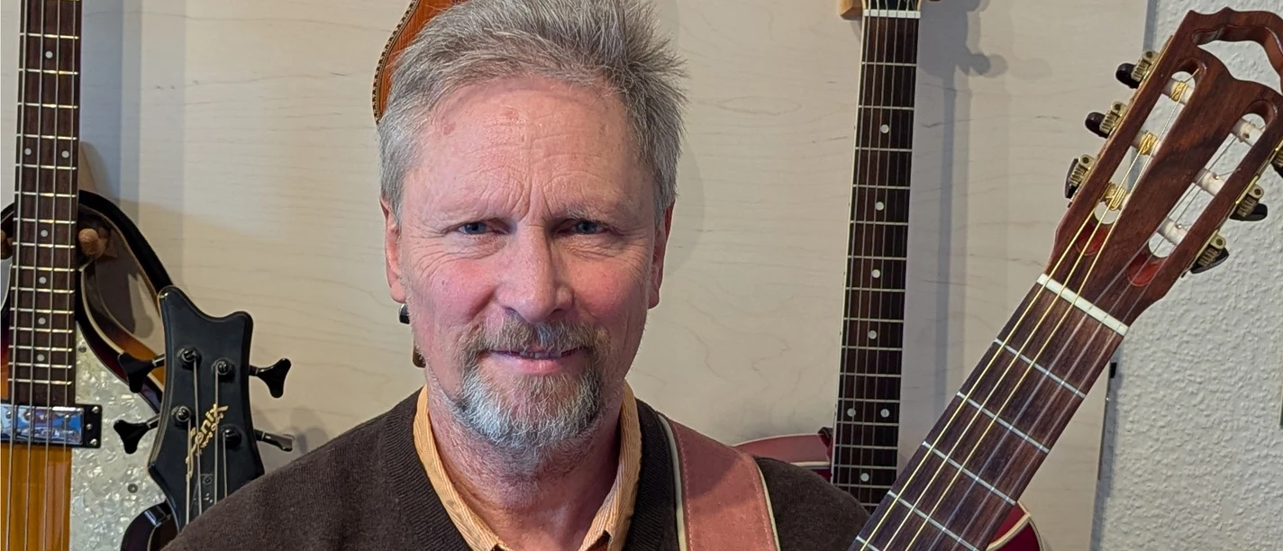 Uwe Eschner in Büsum Ein Mann mit einer Gitarre.