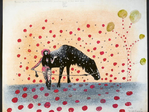 Kusama´s Self-Obliteration Figur und Pferd in kunstvoller Punktlandschaft vor hellem, strukturiertem Hintergrund