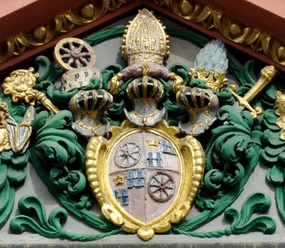 Mainz_Alte_Universität_Portal_mit_Wappen_Erzbischof_Kronberg_03.jpg
