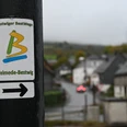Wegweiser BestWeg Velmede-Bestwig mit dem Blick auf die Kanalstraße
