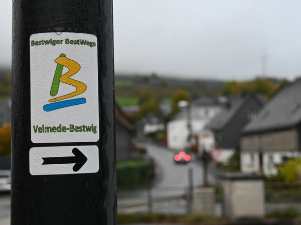 Wegweiser BestWeg Velmede-Bestwig mit dem Blick auf die Kanalstraße
