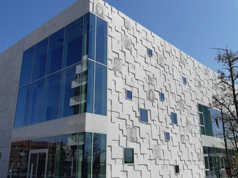 20220422_131749 (c) Yelena Iskhakova_Erlebnis Bremerhaven_WEB.jpg Fassade mit Porträts Deutsches Auswandererhaus