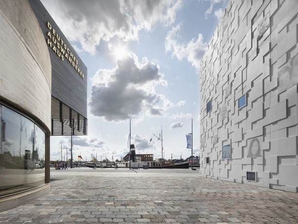 Deutsches-Auswandererhaus-Detail-Altbau-Neubau (c) Werner Huthmacher_Deutsches Auswandererhaus_WEB.jpg Deutsches Auswandererhaus: Blick zwischen Alt- und Neubau