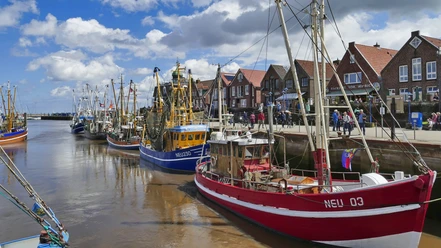 Neuharlingersiel-Hafen-Ostfriesland.jpg