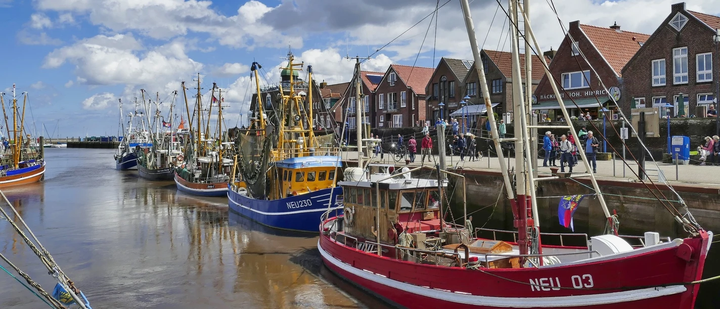 Neuharlingersiel-Hafen-Ostfriesland.jpg
