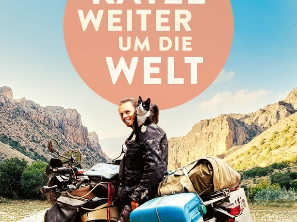 Mit der Katze weiter um die Welt_Buch (c) Martin Klauka.jpg Buchcover mit der Aufschrift "Mit der Katze weiter um die Welt" zeigt einen Motorradfahrer, dessen Katze auf seinen Schultern sitzt.