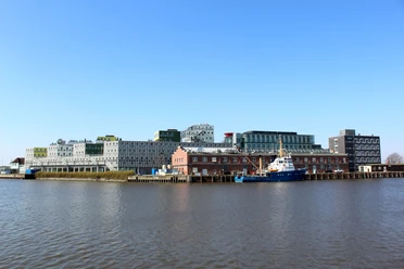 AWI Wasserseite2(c)maja_herwig_WEB.jpg Blick über den Fischereihafen auf das AWI Alfred-Wegener-Institut, Helmholtz-Institut für Polar- und Meeresforschung