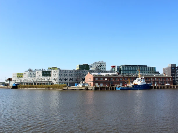 AWI Wasserseite2(c)maja_herwig_WEB.jpg Blick über den Fischereihafen auf das AWI Alfred-Wegener-Institut, Helmholtz-Institut für Polar- und Meeresforschung