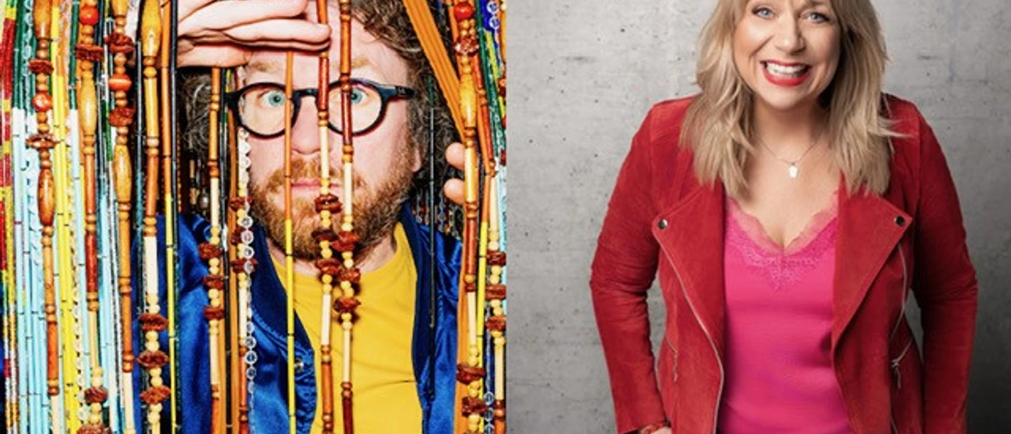 Mirja Regensburg und Friedemann Weise Zwei Personen: links hinter bunten Perlenvorhängen, rechts lachend in roter Jacke vor grauem Hintergrund.