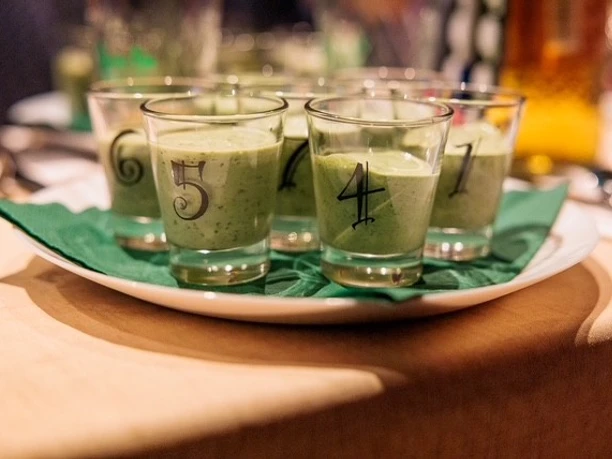 Grüne Soße Gläser Sechs kleine Gläser mit Zahlen markiert auf einem weißen Teller mit grünem Tuch.