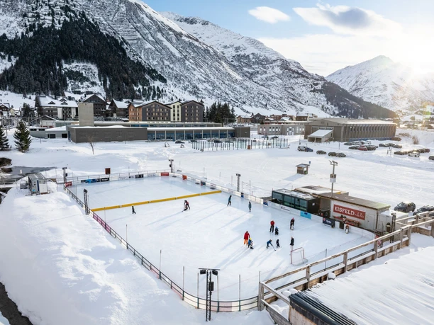 large_-Eisfeld%20Andermatt%20(4).jpg