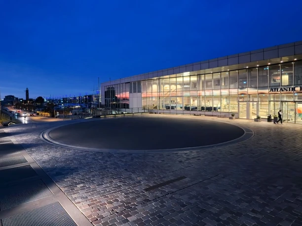 IMG_20241008_191546_439 (c) Helmut Gross_Erlebnis Bremerhaven_WEB.jpg Beleuchtetes Conference Center am Weserdeich