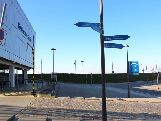 Wegeleitung CZ(c)maja_herwig_WEB.jpg Blick entlang des Conference Centers zum Weserdeich