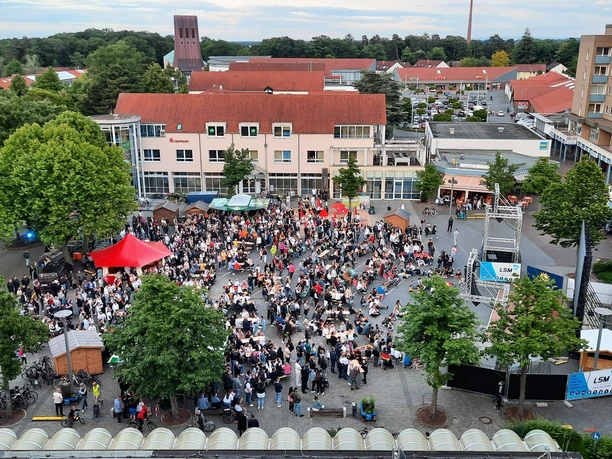 Wilhelm-Kern-Platz Menschenmenge beim Public Viewing Deutschland gegen Schottland auf dem Stadtplatz