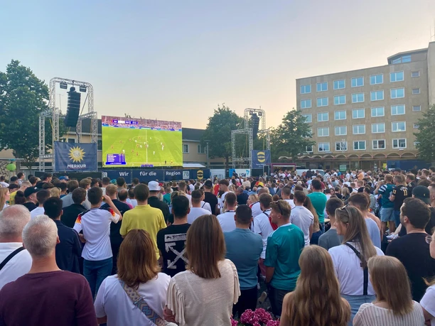 Wilhelm-Kern-Platz Menschenmenge vor Großleinwand beim Public Viewing eines Fußballspiels auf dem Platz