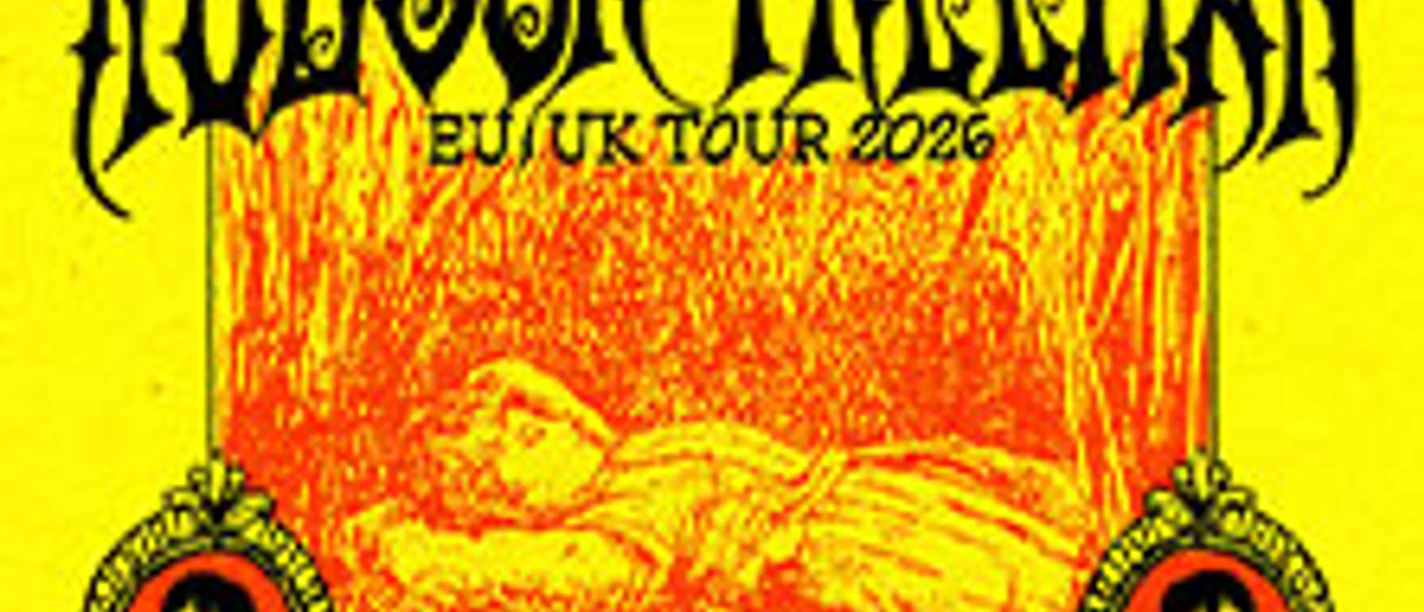 Gelbes Tourposter mit roter Figurengrafik und markantem Schriftzug einer EU/UK Tour.