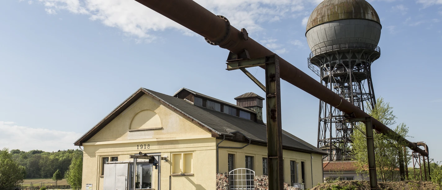 © Förderverein Haus der Geschichte - Ilseder Hütte e.V. Umformerstation mit Wasserturm.jpg