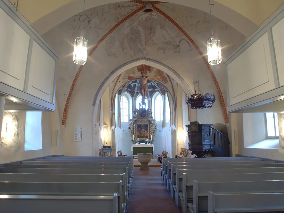 St. Pankratiuskirche Hankensbüttel innen.jpg