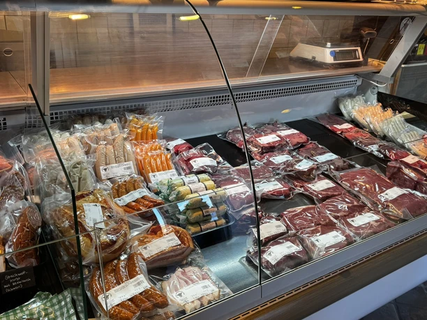 Fleisch und Wurst im Hofladen der Sylter Landschlachterei