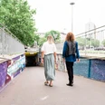 Raum für urbane Experimente Zwei Personen laufen in eine Unterführung dessen Wände mit Street Art dekoriert sind.