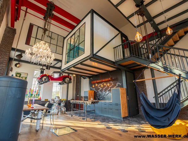 Ferienwohnung Pumpensaal von Innen Wasserwerk Tecklenburg.jpg Offener Loft im alten Wasserwerk mit Galerie, Kronleuchter, Küche und rotem Oldtimer an Ketten