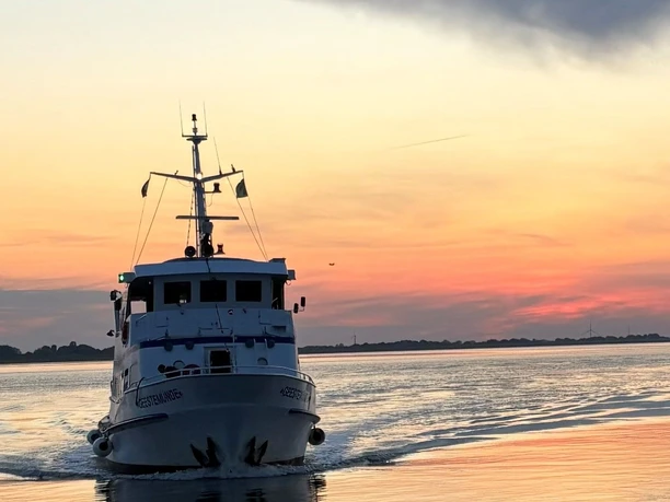Bild Sonnenuntergang (c) Jens Roggenkamp_Erlebnis Bremerhaven_WEB.jpg MS Geestemünde auf der Weser im Sonnenuntergang