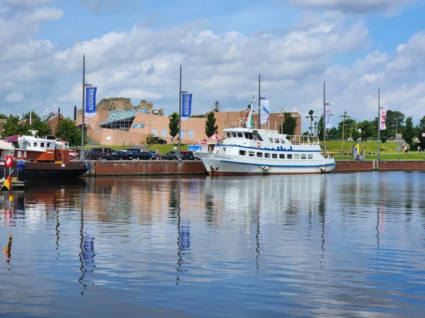 20240629_104848 (c) Dagmar Brandenburg_Erlebnis Bremerhaven_WEB.jpg MS Geestemünde im Neuen Hafen vor dem Zoo am Meer