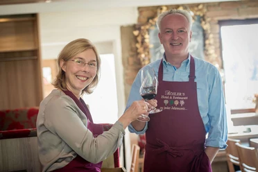 Böhlers-Landgasthaus Frederike und Claudius Böhler Frederike und Claudius Böhler stoßen mit ein Glas Wein an in ihrem Landgasthaus.
