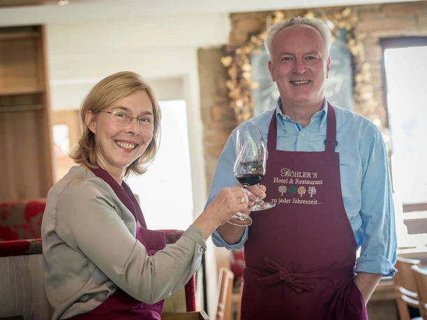 Böhlers-Landgasthaus Frederike und Claudius Böhler Frederike und Claudius Böhler stoßen mit ein Glas Wein an in ihrem Landgasthaus.