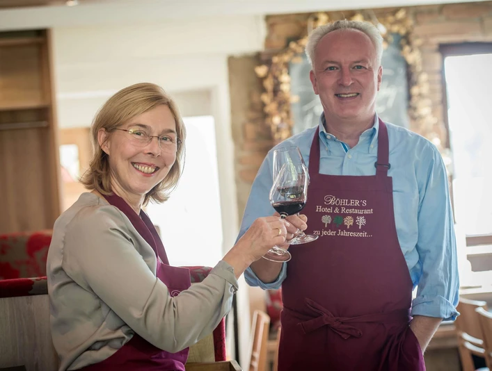 Böhlers-Landgasthaus Frederike und Claudius Böhler Frederike und Claudius Böhler stoßen mit ein Glas Wein an in ihrem Landgasthaus.