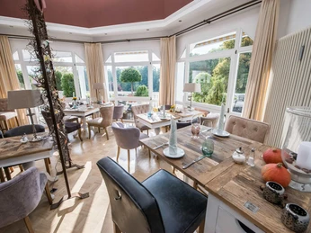 Böhlers-Landgasthaus Glaskuppel-Restaurant Böhler's Landgasthaus mit Glaskuppel-Restaurant und schöner Aussicht nach draußen.