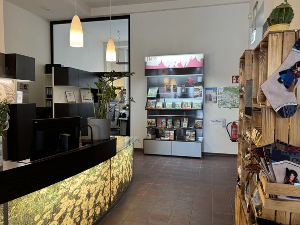 Stadtinfo-Nordhausen-Tourist-Information-Innen-Auslage-TypischHarz.jpeg