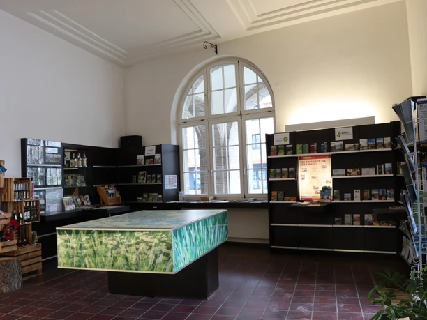 Stadtinfo-Nordhausen-Tourist-Information-Innen-Auslage.jpeg